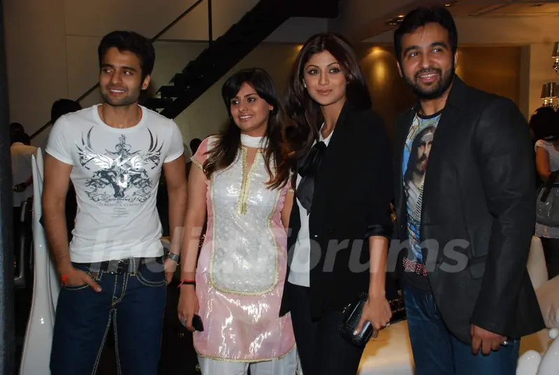 Shilpa Shetty with Raj Kundra at Vashu Bhagnani''s Honey store launch at Juhu in Mumbai