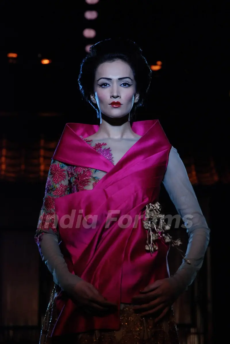 A model showcasing designer Varun Bahl''s creation on the ramp at the HDIL India Couture Week in Mumbai Wednesday night