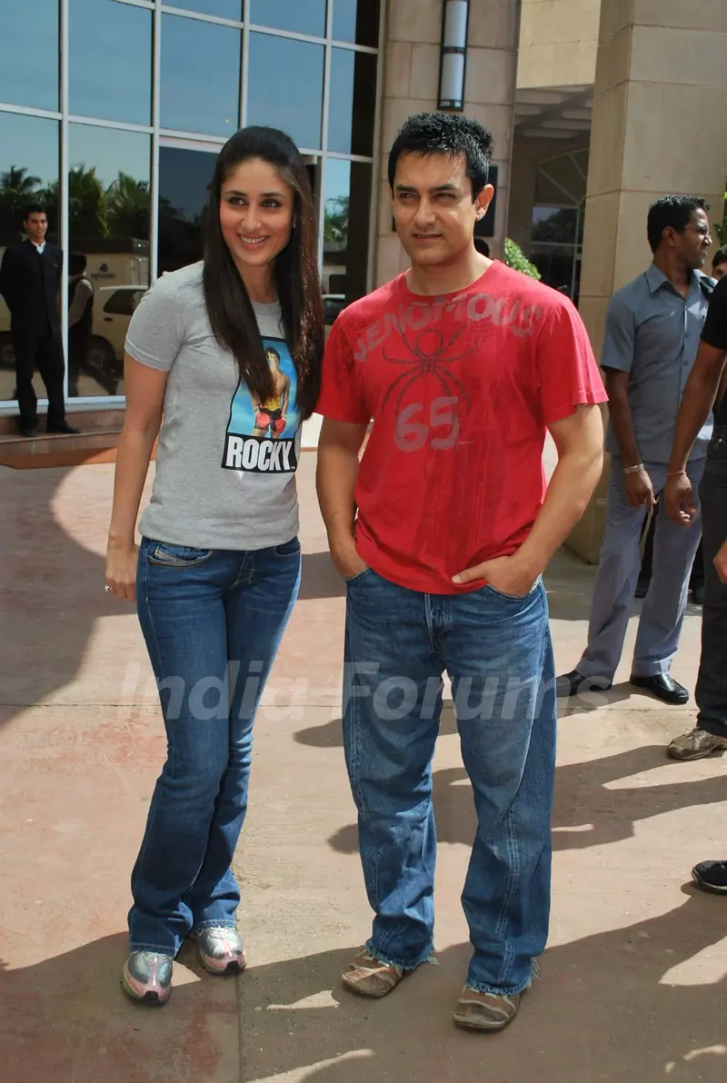 Kareena Kapoor and Aamir Khan at 3 Idiots Press Meet with New Song Introduction at Inter Continnental