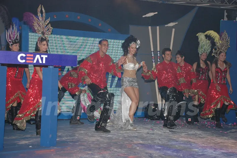 Mallika Sherawat''s dance performance at CEAT Awards