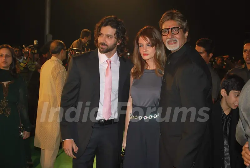 Bollywood actors Hrithik Roshan with wife Suzanne and Amitabh Bachchan at the premiere of film "Paa"
