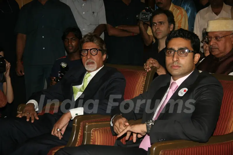 Amitabh Bachchan and Abhishek Bachchan watch Paa with kids
