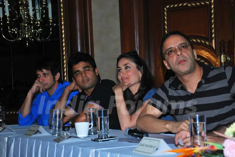 Sharman Joshi, R Madhavan, Kareena Kapoor and Vidhu Vinod Chopra at the press meet of 3 IDIOTS