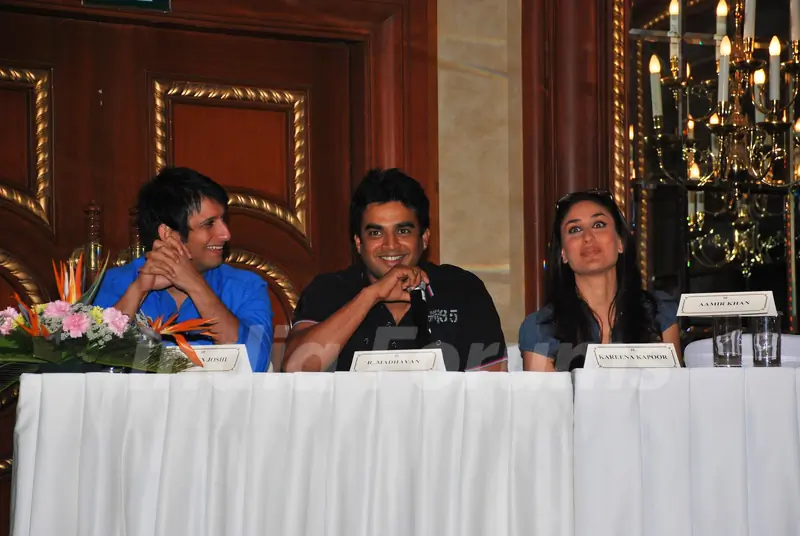 Sharman Joshi, R Madhavan and Kareena Kapoor at the press meet of 3 IDIOTS