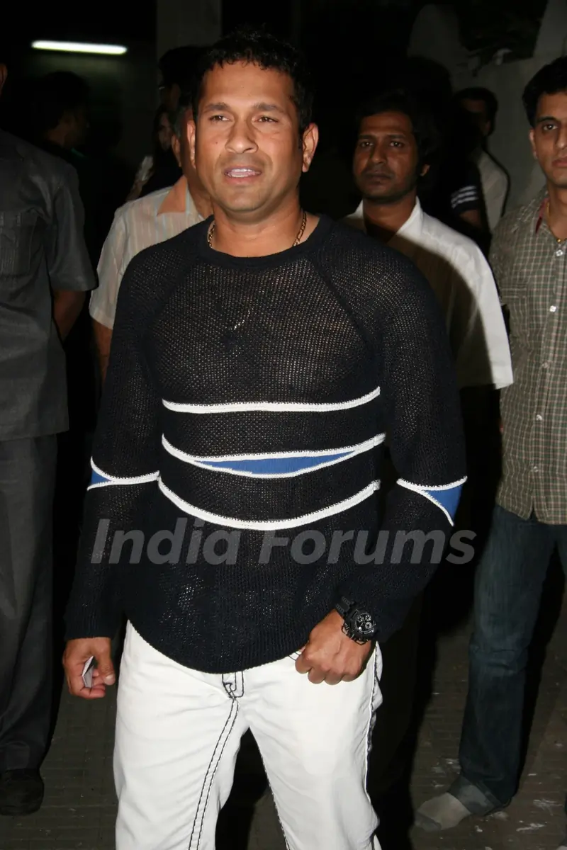 "Sachin Tendulkar Watches 3 Idiots"