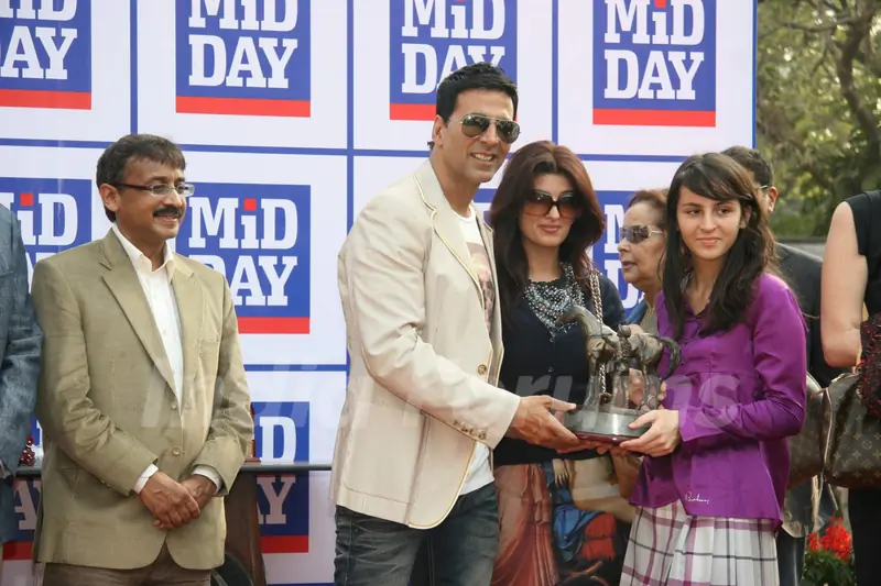 Akshay Kumar and Twinkle Khanna with the winner at Mid-Day race in Mahalxmi Race Course