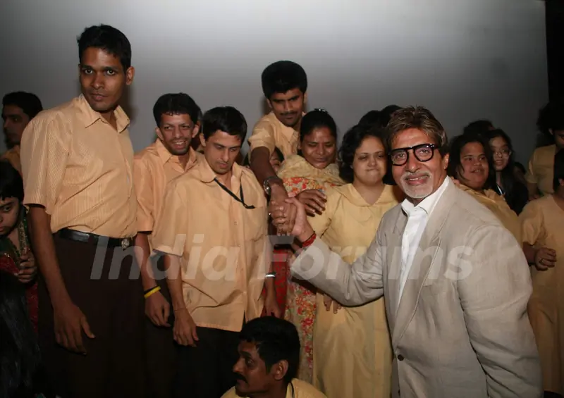 Big B watches PAA with Dilkush school children at Fun