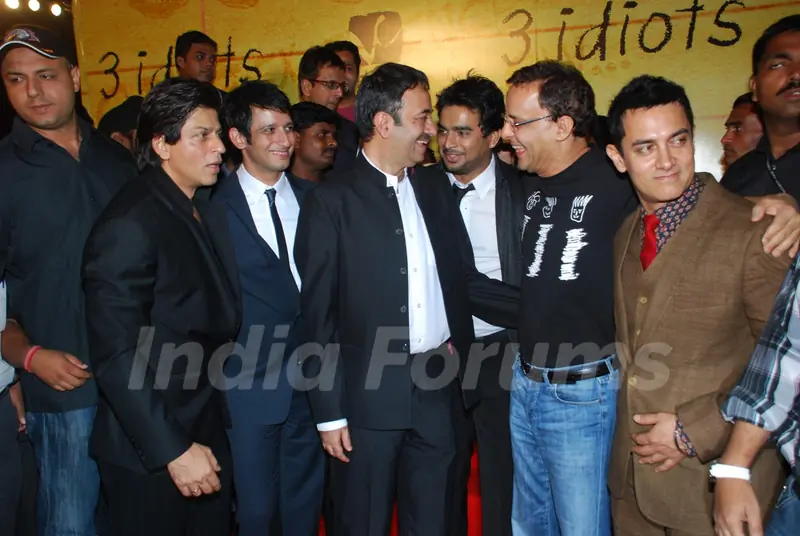 Shahrukh Khan, Sharman Joshi, Madhwan, Vidhu Vinod Chopra and Aamir Khan at 3 Idiots Press Meet at IMAX Wadala