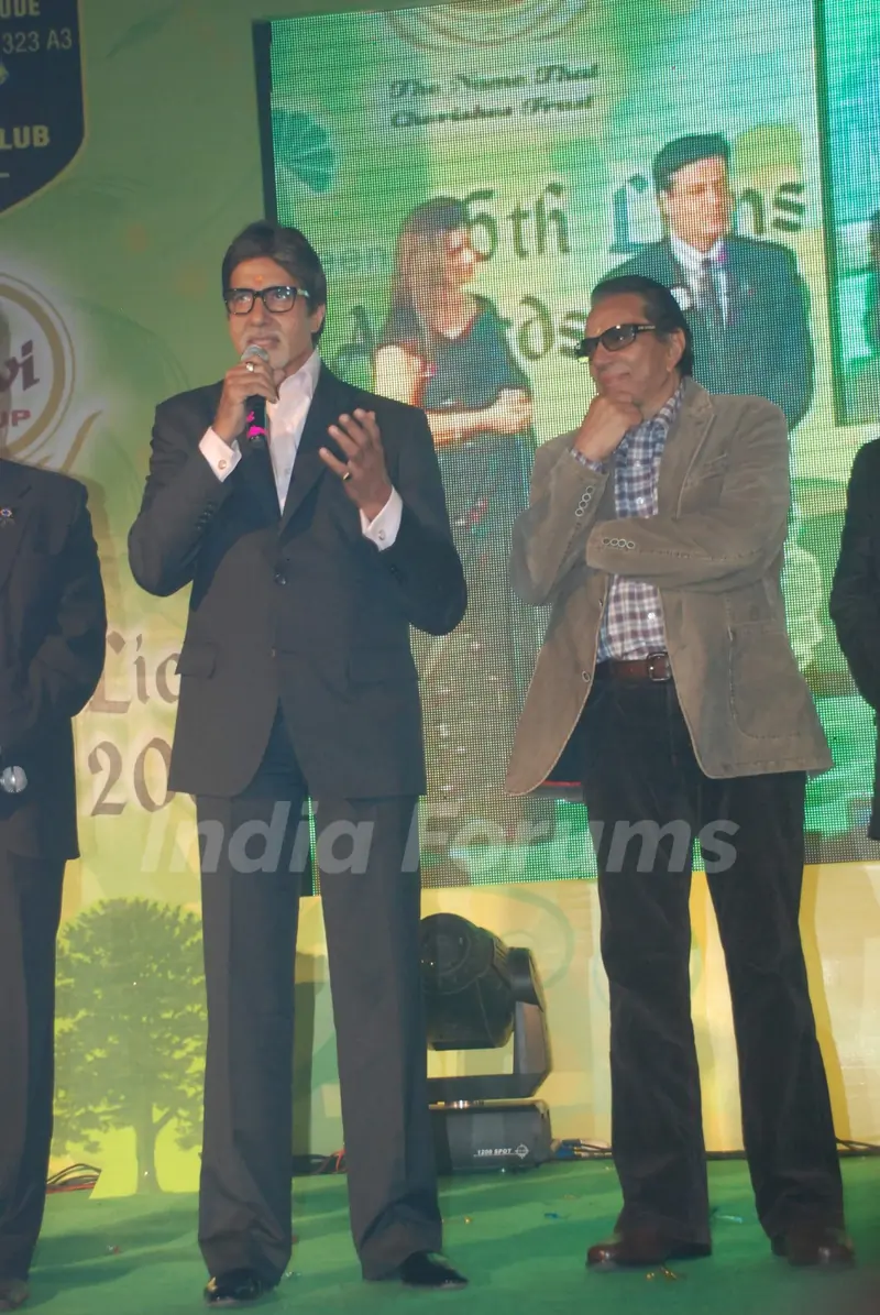 Amitabh Bachcan and Dharmendra at Lions Gold Awards in Bhaidas Hall