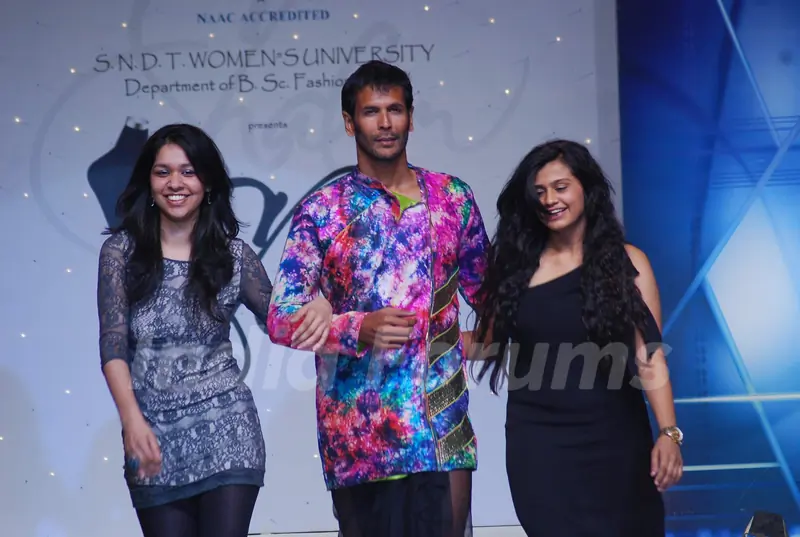 Milind Soman with top models on the ramp for SNDT show choreographed by Elric Dsouza at St Andrews Auditorium
