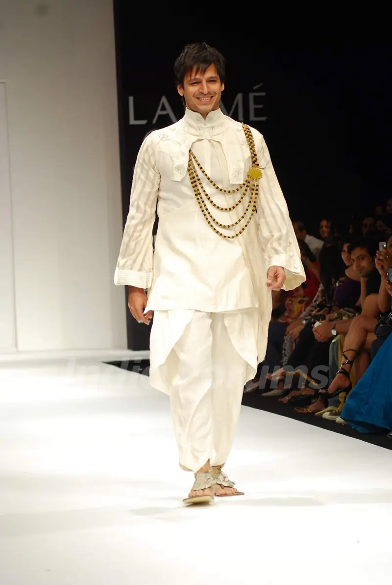 Vivek Oberoi walks on the ramp for designer Digvijay Singh at Lakme Fashion Week 2010