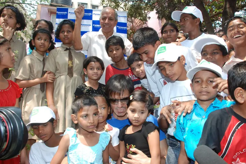 Vivek Oberoi meets Sneha Sadhan children at Andheri in Mumbai