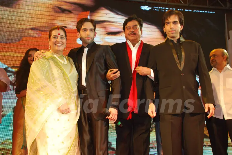 Shatrughan Sinha''s son Luv launches with movie Sadiyan at The Club