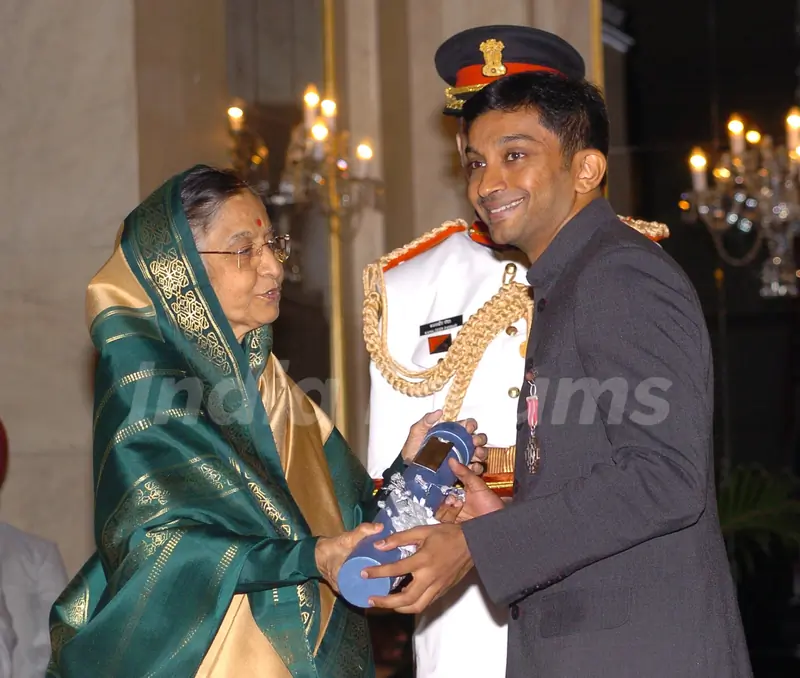 The President, Smt Pratibha Devisingh Patil presenting the Padma Shri Award to Shri Kumar Ram Narain Karthikeyan, at the Civil Investiture Ceremony-II, at Rashtrapati Bhavan, in New Delhi on April 07, 2010