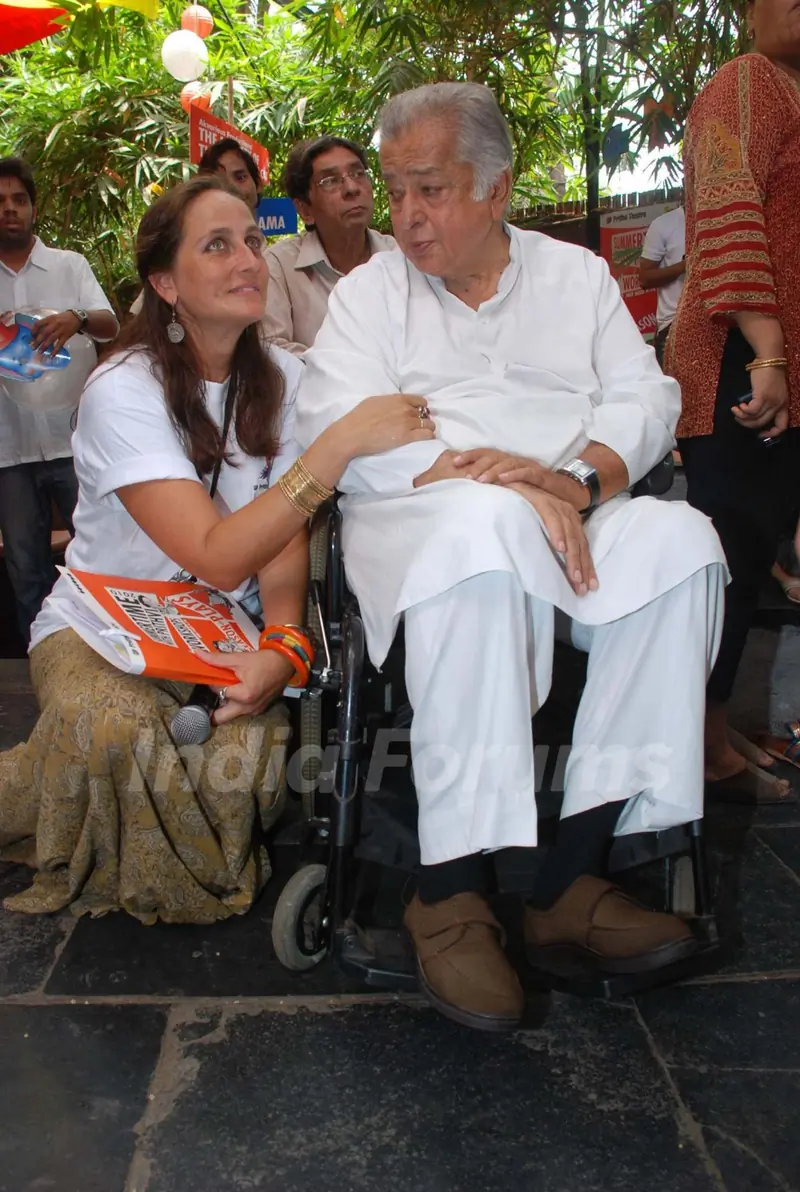 Sanjana Kapoor with Shashi Kapoor at Prithvi Summertime launch at Prithvi