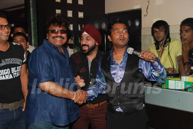 Guest at Comedian Navin Prabahkar''s Birthday bash at Shimmer Lounge and Kitchen
