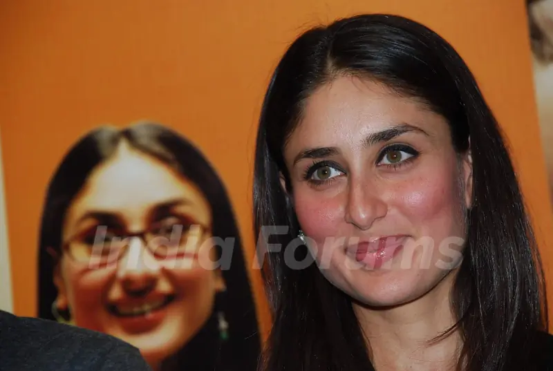 Kareena at unveils 3 idiots script book at Landmark