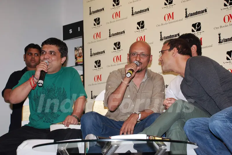Sharman unveils 3 idiots script book at Landmark