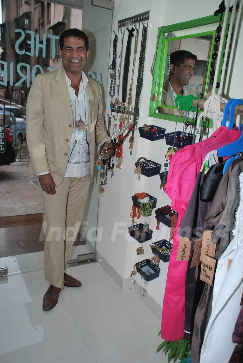 Guest at Ayesha Kumar''s store launch at Colaba