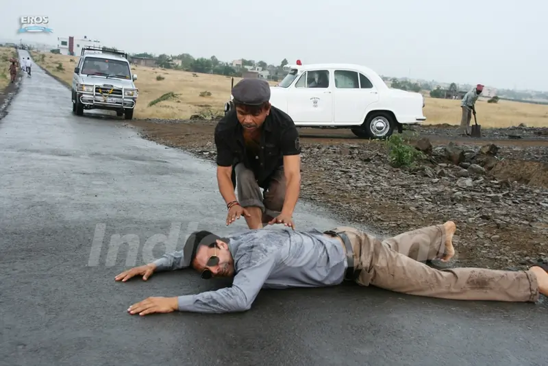 Akshay Kumar lying on the road