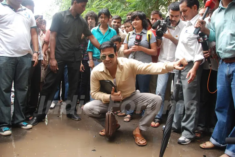 Akshay Kumar inspecting the Roads of Mumbai as Sachin Tichkule of ''Khatta Meetha''