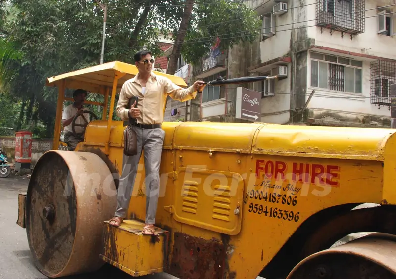 Akshay Kumar inspecting the Roads of Mumbai as Sachin Tichkule of ''Khatta Meetha''