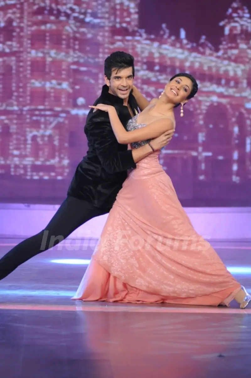 Karan Kritika dancing
