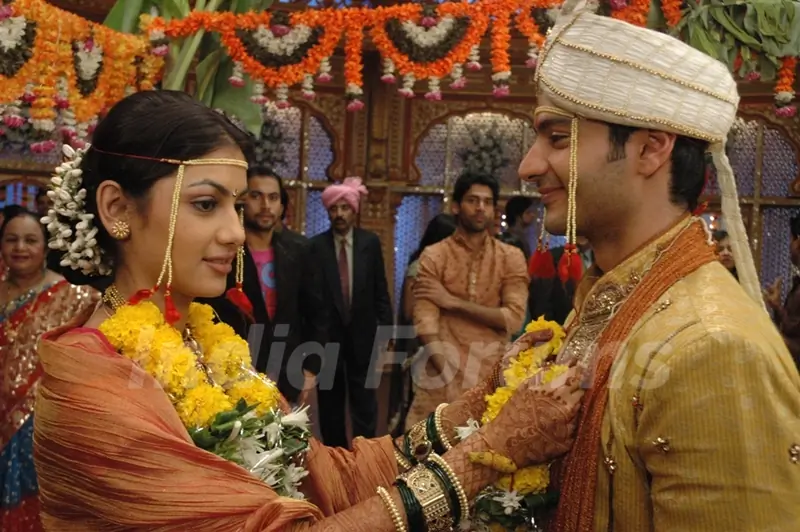 Yuvraaj and Sandhya exchanging garland
