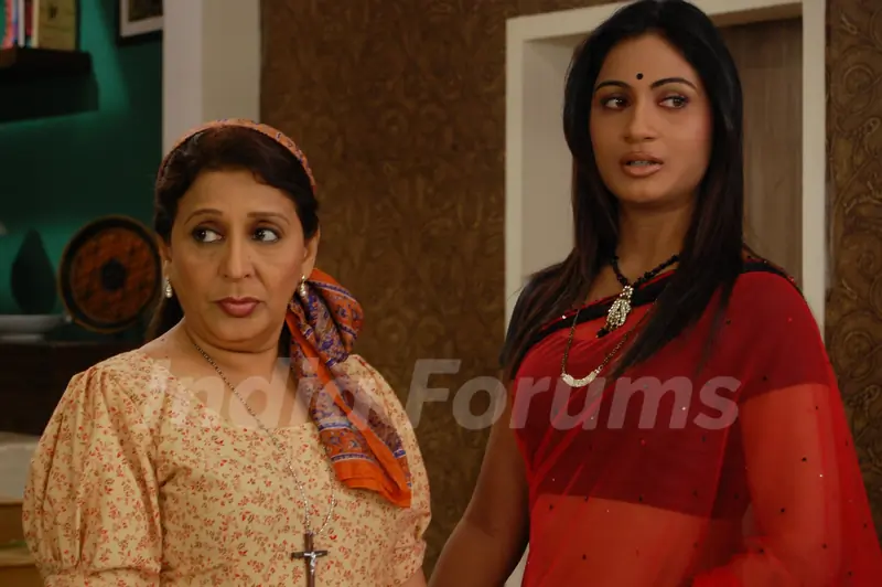 Still from tv show Sajan Re Jhoot Mat Bolo