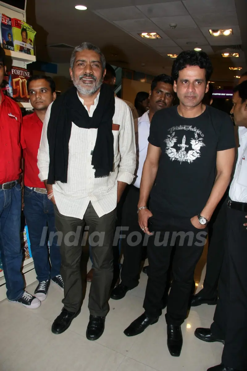 Prakash Jha and Manoj Bajpai at Raajneeti DVD launch at Reliance Trends, Bandra