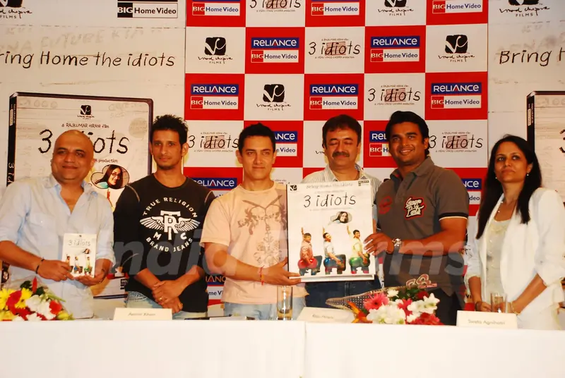 Aamir, Sharman, Rajkumar Hirani and R. Madhavan at 3 Idiots DVD launch at Grand Hyatt