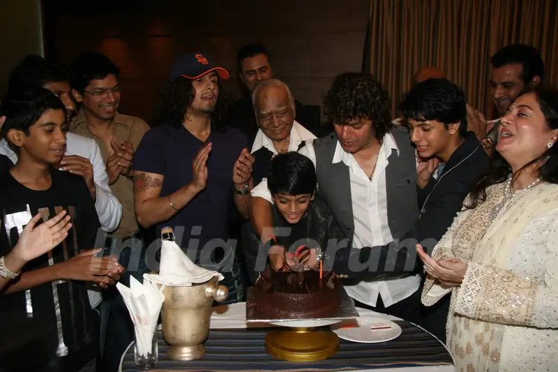 Shaan and Sonu Nigam at Aadesh Shrivastav's birthday bash at Sun N Sand