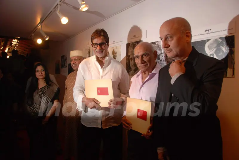 Big B, Yash Chopra and Anupam Kher at Anupam Kher's Art Exhibition at Bandra