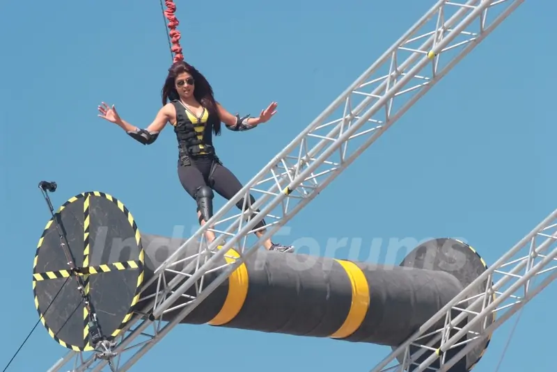 Priyanka Stunts in Fear Factor - Khatron Ke Khiladi x 3