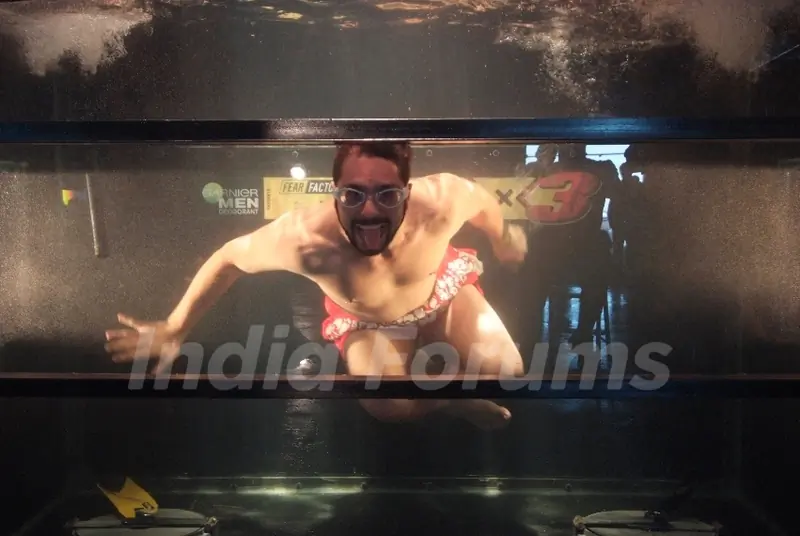 Shabir enjoying the underwater stunt