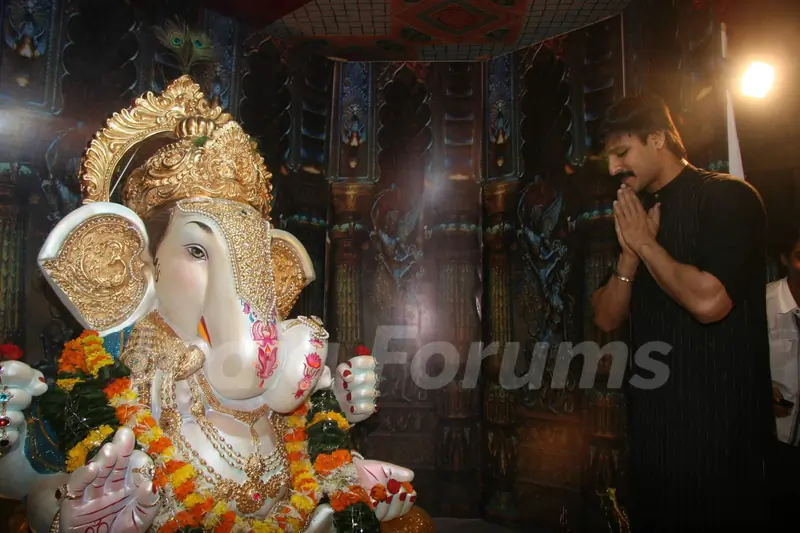 Vivek at Ganpati Mandal at Santazruz