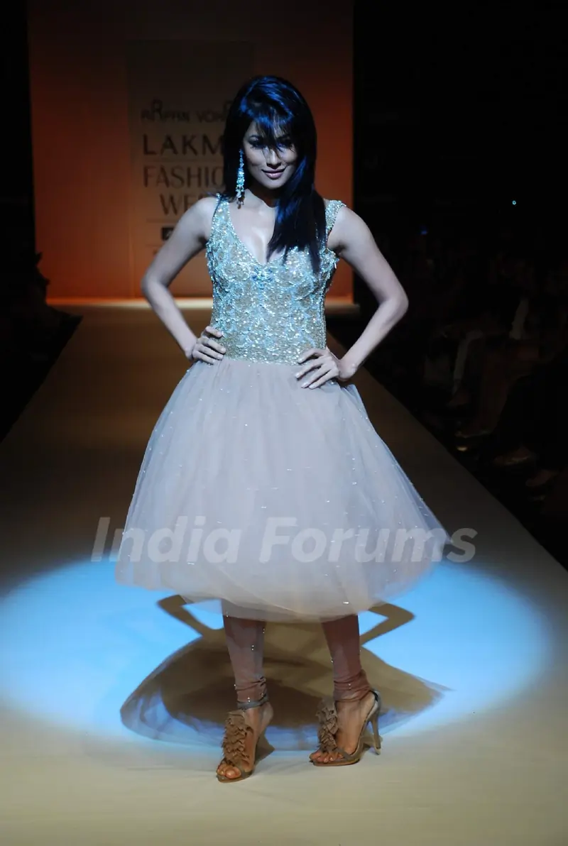 Chitrangada Singh on the ramp for Arpan Vohra's design at the Lakme Fashion Week