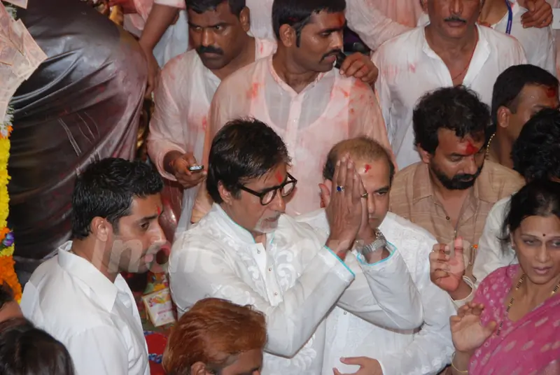 Amitabh and Abhishek Bachchan seek Ganesha Blessings in Mumbai