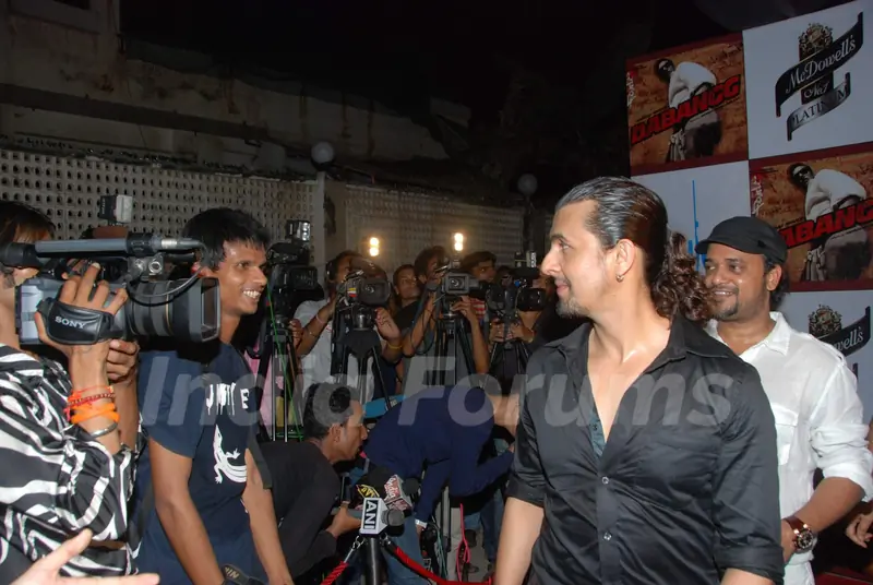 Sonu Nigam at Dabangg success bash at Vie Lounge