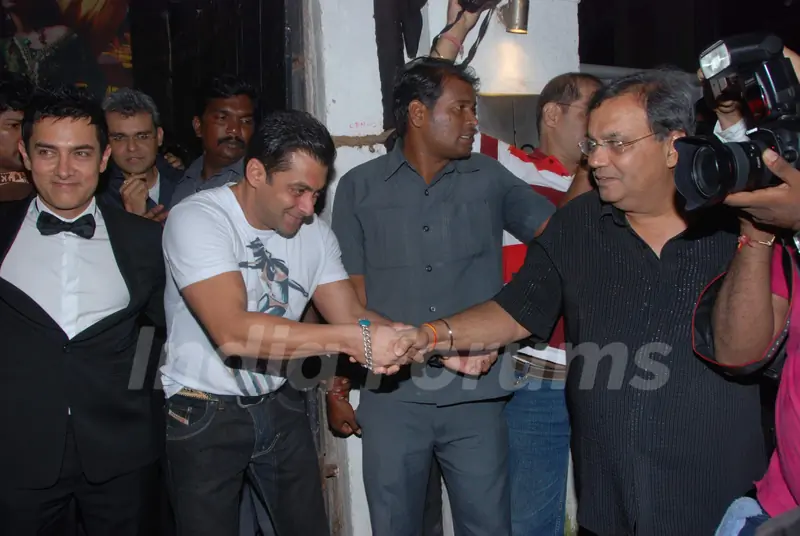 Salman Khan, Aamir Khan and Subhash Ghai at Dabangg success bash at Vie Lounge