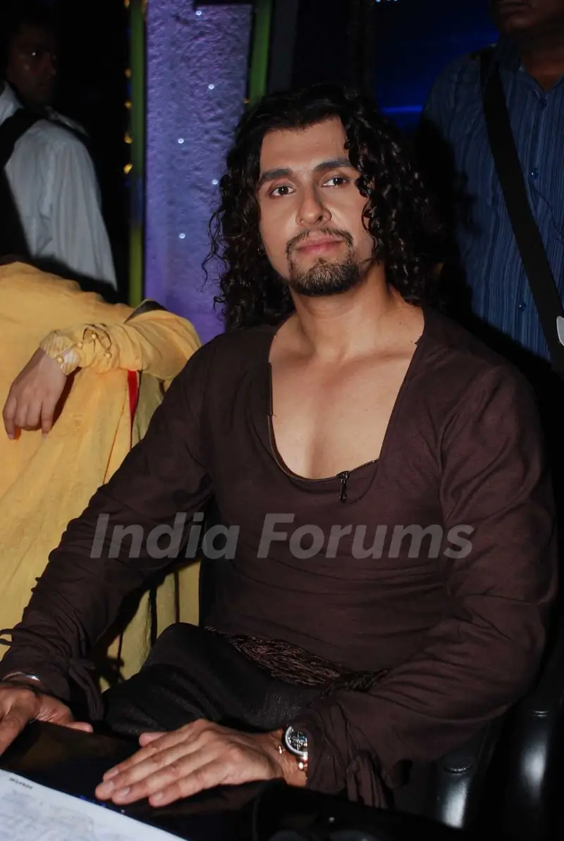 Sonu Nigam on the sets of Chhote Ustaad