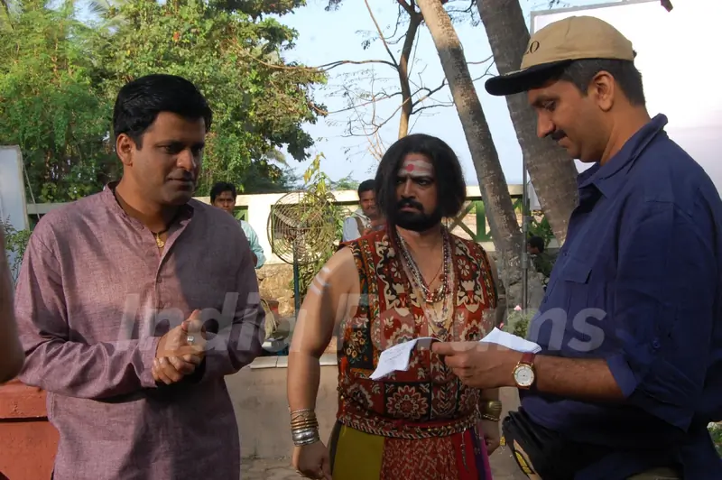 Director Ajoy, Manoj Bajpai & Ninad Kamath on the sets of Dus Tola