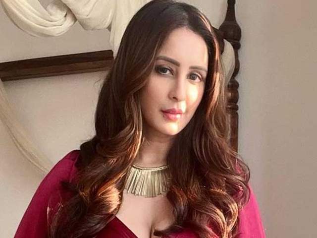 Chahatt Khanna Height, Age, Family, Wiki, News, Videos, Discussion & More