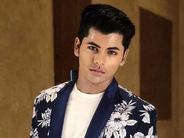Siddharth Nigam on Instagram Hows my new hairstyle  Soon Ill  share aladdin look with this hair  Handsome celebrities Cute  celebrities Cool t shirts