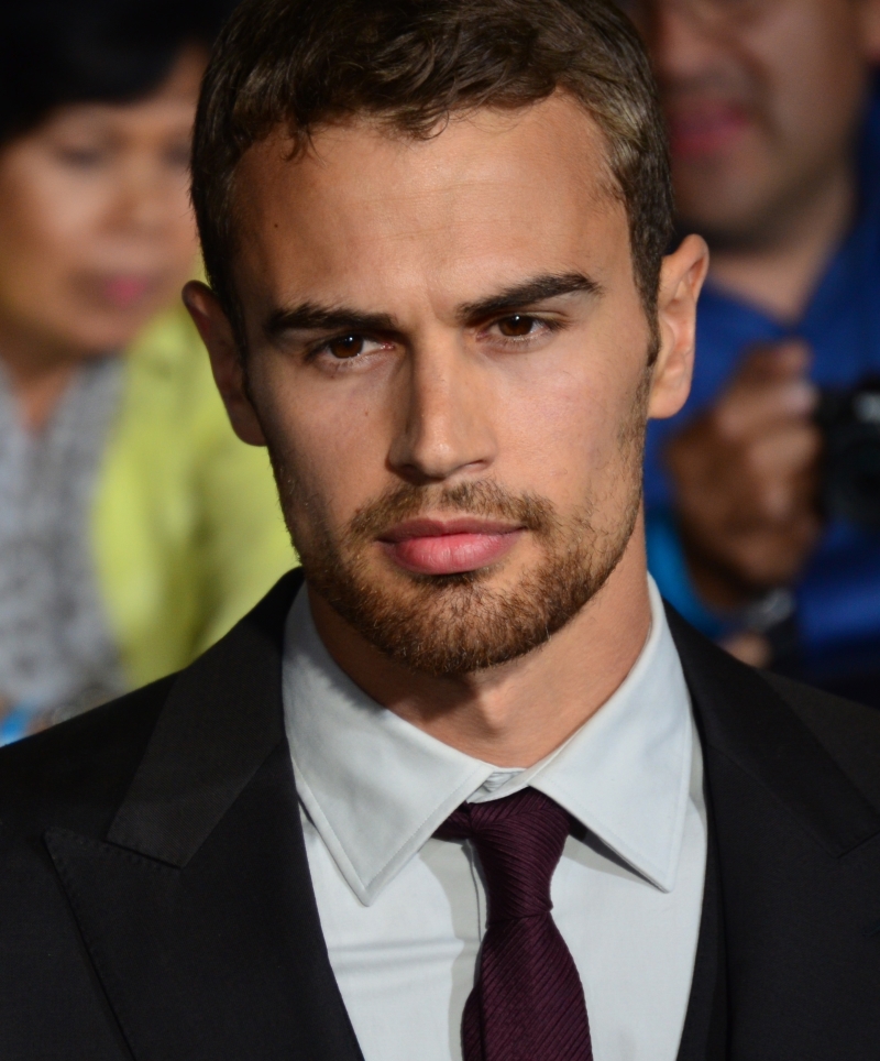 Theo_James_March_18,_2014_(cropped).jpg