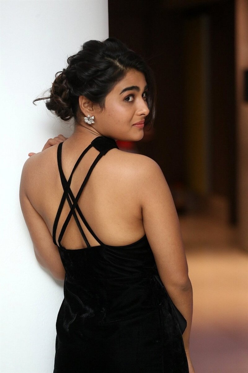 actress-shalini-pandey-black-dress-photo.jpg