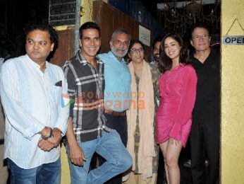 Photos-Akshay-Kumar-and-others-snapped-at-a-dinner-party-at-Chin-Chin-Chu-organized-by-him-for-the-exhibitors-6-346x260.jpg