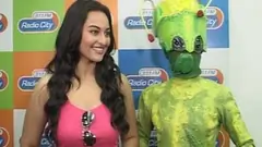 Sonakshi Sinha promotes Joker at Radio City Thumbnail