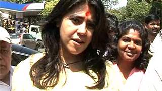 Ekta visits the Siddhivinayak temple Thumbnail