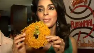 Mallika feeds fans with hot Jalebi Thumbnail